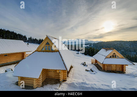 BUKOWINA TATRZANSKA, Polen - FEB 15: Traditionelle Häuser aus Holz in Bukowina Tatrzanska in Winterlandschaft der hohen Tatra am 15. Februar 2014. Stockfoto