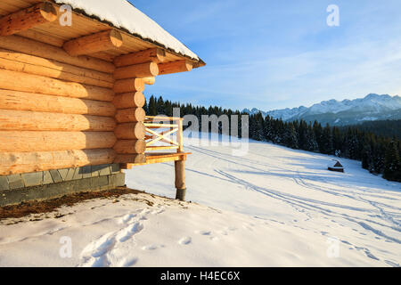 Seitenansicht des traditionellen aus Holz gebaut Protokolle Haus in Bukowina Tatrzanska in Winterlandschaft der hohen Tatra Stockfoto