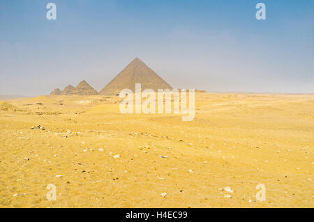 Die Pyramide des Mykerinos (Mykerinos) mit den kleinen Pyramiden Königinnen daneben, Gizeh, Ägypten. Stockfoto