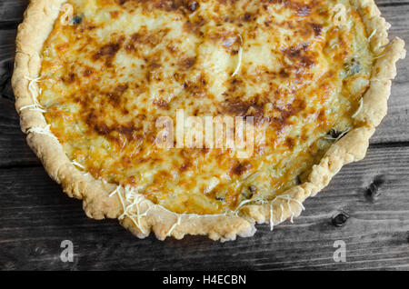 Französische Quiche mit Zwiebeln, Lauch und Champignons, hausgemachte Stockfoto
