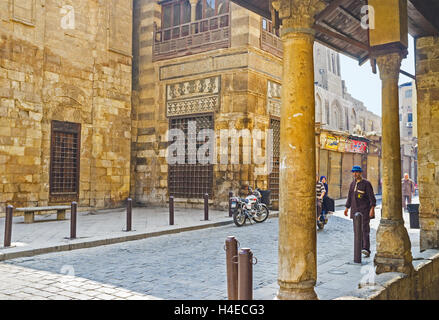 Die Steinmauern der mittelalterlichen Qalawun Komplex auf der ältesten Straße in Stadt - Al-Muizz, Kairo Ägypten Stockfoto