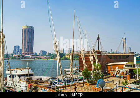 Der kleine Yachthafen neben der Innenstadt mit der Insel Gesira, im Hintergrund die Insel Gesira, Kairo Ägypten Stockfoto