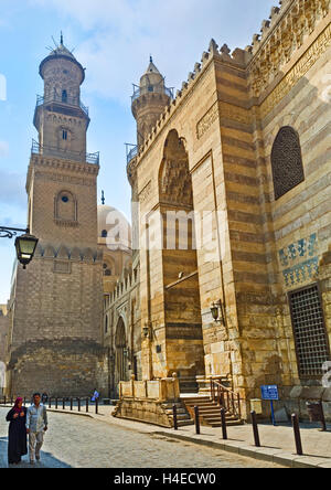 Die hohe Minarette mit geschnitzten islamischen Mustern bedeckt sind der Stolz der Al-Muizz Street in islamische Kairo Ägypten Stockfoto