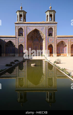 Früh morgens in der Nasir-Ol-Molk Moschee, auch bekannt als die rosa, Shiraz, Iran Stockfoto