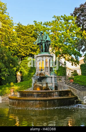 Der Petit Sablon-Garten ist der beste Ort zum entspannen und genießen Sie den malerischen Brunnen des Grafen Edgmont und Horne Stockfoto