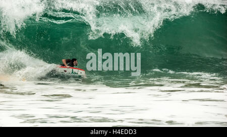 Bodyboarder schnitzen einen Schlussstrich unter die Lippe eine riesige Absturz Shorebreak Welle an der Keil in Newport Beach, Kalifornien, USA. Stockfoto