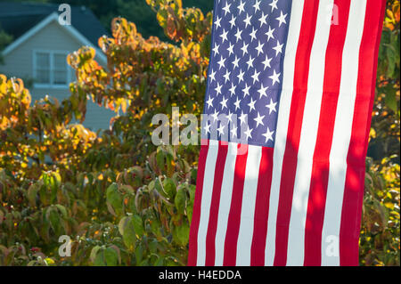 Eine USA-Flagge hängt von der Veranda eines Hauses in Metro Atlanta. Stockfoto