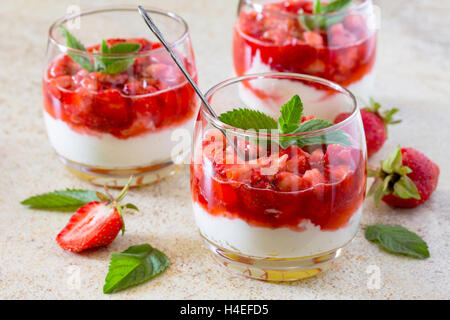 Dessert mit Erdbeeren, Mascarpone und Erdbeer-Gelee auf braunen Stein Hintergrund überlagert. Platz für Ihren Text. Stockfoto