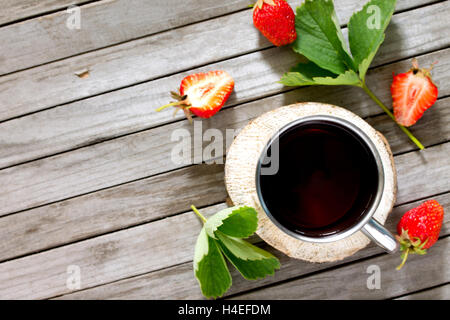 Tradition Sommer Saft trinken mit Erdbeeren und Minze mit Kopie Raum Draufsicht. Stockfoto