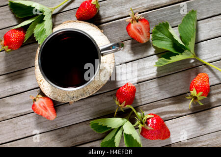 Tradition Sommer Saft trinken mit Erdbeeren und Minze mit Kopie Raum Draufsicht. Stockfoto