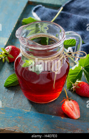 Tradition Sommer Saft trinken mit Erdbeeren und Minze mit textfreiraum auf einem Vintage Holz-Hintergrund. Stockfoto