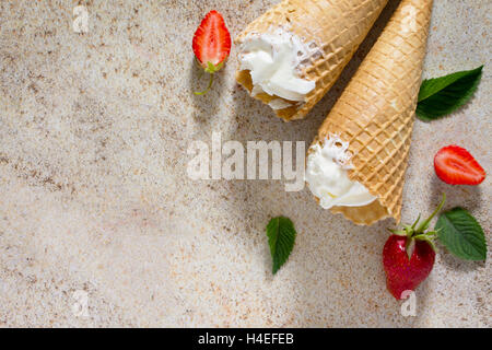 Eis mit Erdbeeren, Platz für Ihren Text. Stockfoto
