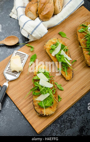 Gebratene Auberginen, gebraten in Parmesan-Kruste, Rucola-Salat mit Parmesan-Käse, frisches Brot - tschechischen Dalamánek Stockfoto