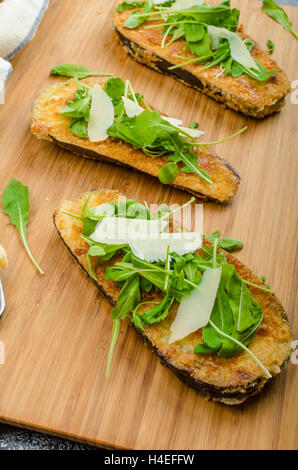 Gebratene Auberginen, gebraten in Parmesan-Kruste, Rucola-Salat mit Parmesan-Käse, frisches Brot - tschechischen Dalamánek Stockfoto