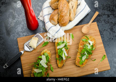 Gebratene Auberginen, gebraten in Parmesan-Kruste, Rucola-Salat mit Parmesan-Käse, frisches Brot - tschechischen Dalamánek Stockfoto