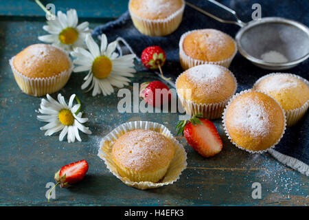 Leckeren Kuchen mit Erdbeeren auf einem Vintage Holz-Hintergrund Stockfoto