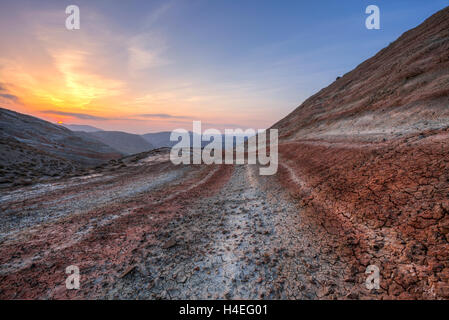 Schönen Sonnenaufgang in den roten Bergen Khizi, Aserbaidschan Stockfoto