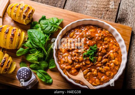 Haus Avocado auf Knäckebrot mit Samen Sonnenblumen, Kürbis, Sesam und Kräutern Spinat verteilen Stockfoto