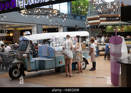 Eine motorisierte Stall legen in dem Siam Center auf originelle Weise (Bangkok - Thailand). Stehen Sie Motorisé de Vente de Cremes Glacées. Stockfoto