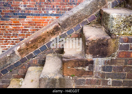 Alte Steintreppe neben einer Sperre in Cheshire UK Stockfoto