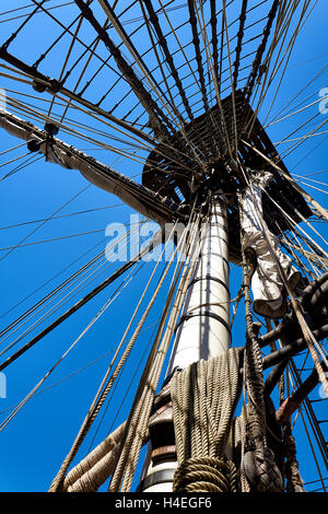 Frankreich, Finistere, Bretagne, Brest, Fetes Maritimes 2016, Main-Mast der französischen Fregatte L'hermione. Stockfoto