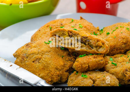 Knusprig panierte Champignons Schnitzel mit französischen frits Stockfoto