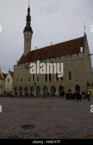 1404 aus und ist die hoch aufragenden gotischen Rathaus das älteste seiner Art in Nordeuropa, alte Stadt Tallinn, Estland. Stockfoto