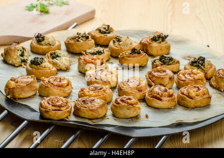 Canapés-Blätterteig mit Spinat, Knoblauch Blauschimmelkäse, leichte snack Stockfoto