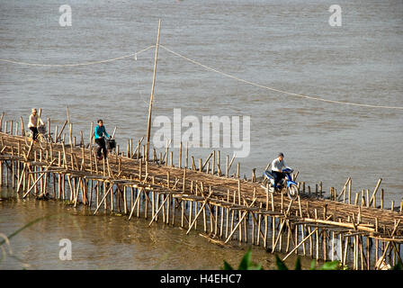 Kambodscha, Kompong Cham, Bambusbrücke nach Koh Paen Stockfoto