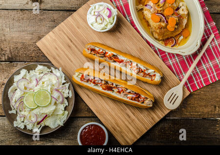 Schweinesandwich, lange gebackenes Schweinefleisch, in frischem Baguette mit frischem Salat und heiße Sause gezogen gezogen Stockfoto