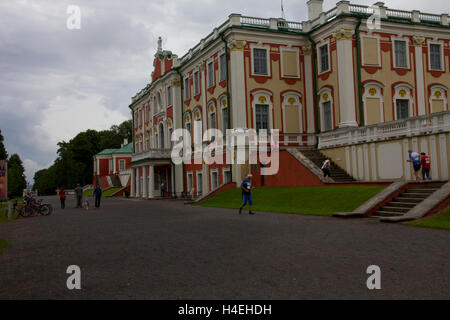 Herzstück des Tallins weitläufige 172 Hektar großen Kadriorg Park ist die herrliche barocke Kadriorg-Palast erbaute russische Ära. Stockfoto