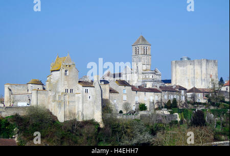 Chauvigny, Frankreich, mittelalterliche Stadt, aus dem Osten. Stockfoto