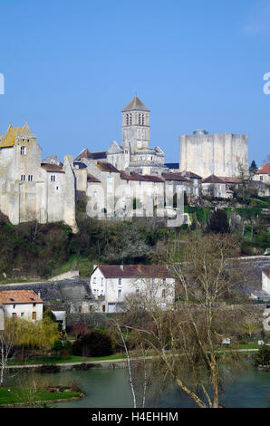 Chauvigny, Frankreich, mittelalterliche Stadt, aus dem Osten. Stockfoto