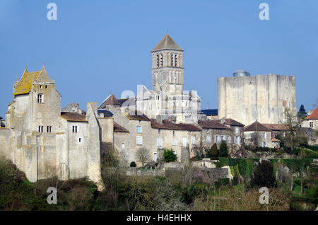 Chauvigny, Frankreich, mittelalterliche Stadt, aus dem Osten. Stockfoto