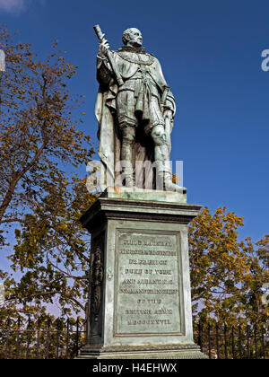 Statue von Feldmarschall seine königliche Hoheit Friedrich, Herzog von York, neben der Esplanade, Edinburgh Castle, Scotland, UK Stockfoto