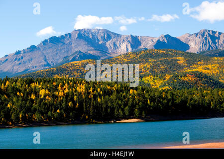 Crystal-Reservoir im Herbst mit Pikes Peak im Hintergrund Stockfoto