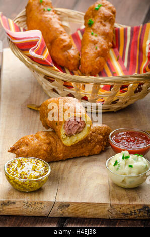 Corndog mit drei Saucen, Chili, Mayonnaise mit Kräutern und ganze gekörnten Senf Stockfoto