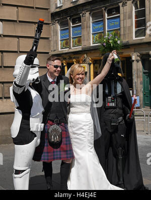 Echte schottische Hochzeit fotografiert mit Street Entertainer gekleidet als Figuren aus Star Wars, City of Edinburgh, Schottland Stockfoto