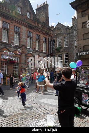 Straße Entertainer erstellen gigantische Bubbles in The Old Town of The City of Edinburgh, Scotland, UK Stockfoto