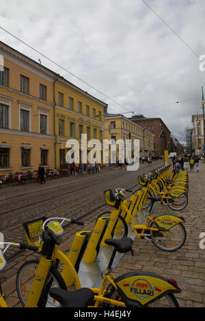Leihräder stehen in dieser Lage auf Senate Square in der Innenstadt von Helsinki, Finnland. Stockfoto