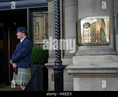 Dienstmann und polierten Namensschild von The Balmoral Hotel, Edinburgh, Scotland, UK Stockfoto