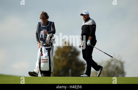 Irlands Shane Lowry mit seinem Caddy am 11. Loch tagsüber drei von The British Masters in The Grove, Chandler's Cross. Stockfoto