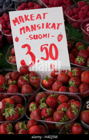 Erdbeeren und andere regionale Produkte stehen zum Verkauf auf dem Wochenmarkt in der Nähe des Hafens in der Innenstadt von Helsinki, Finnlands. Stockfoto