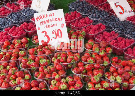 Erdbeeren und andere regionale Produkte stehen zum Verkauf auf dem Wochenmarkt in der Nähe des Hafens in der Innenstadt von Helsinki, Finnlands. Stockfoto