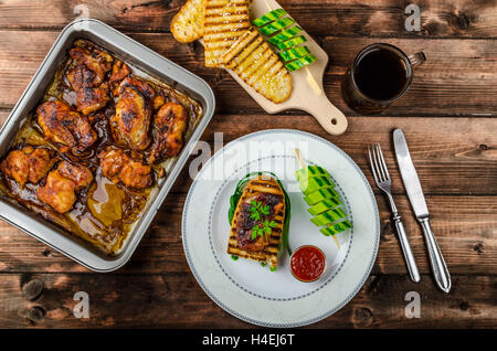 Klebrige Huhn mit pikanter Sauce, geröstete Panini mit grobkörnigem Salz und Olivenöl sowie Gurke kebab Stockfoto