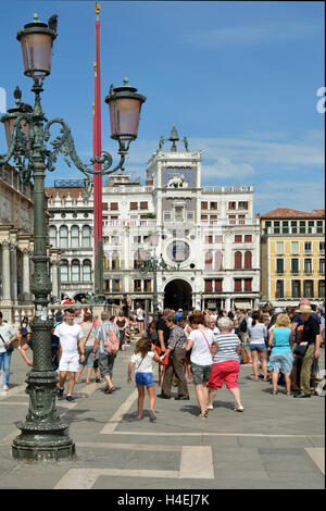 Touristen vor dem Uhrturm, der Markusplatz Piazza Venezia in Italien - Terre Orologio. Stockfoto