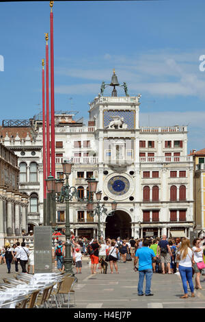 Touristen vor dem Uhrturm, der Markusplatz Piazza Venezia in Italien - Terre Orologio. Stockfoto