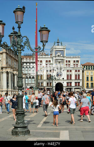 Touristen vor dem Uhrturm, der Markusplatz Piazza Venezia in Italien - Terre Orologio. Stockfoto