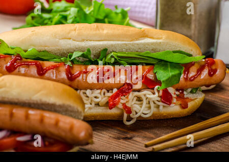 Abwandlung der red Hot Dogs, Zwiebel-Tomaten, Rucola und Chili Paprika mit chinesischen Nudeln Stockfoto