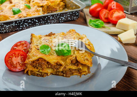 Lasagne Bolognese, Rindfleisch, Parmesan, italienische Klassiker, einfache Portion Holzplatte Stockfoto